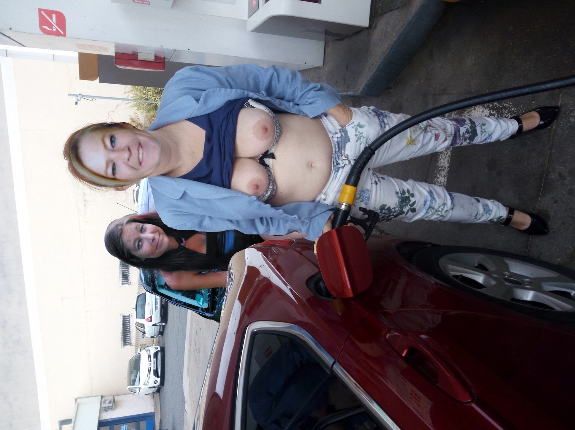 Heike und Birgit beim tanken
