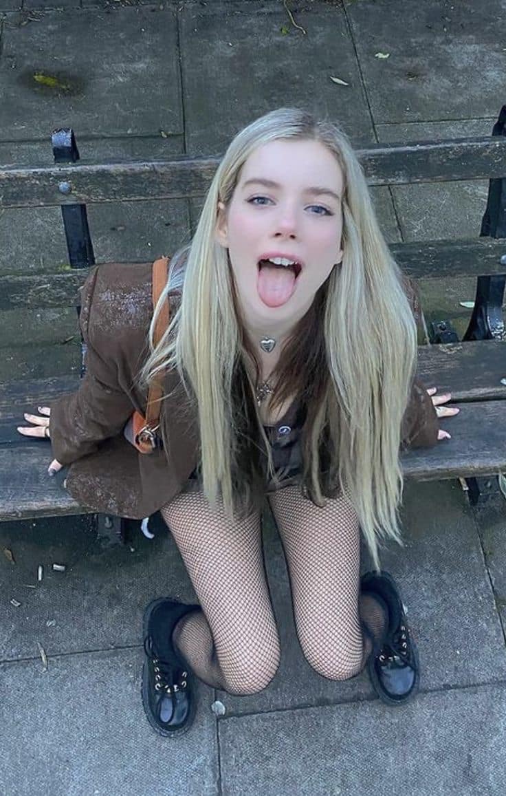Friends watching out for cops as i got my cocked sucked